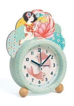 Catch the time with this fish-themed alarm clock! Silent movement and easy-to-read numbers make it a great addition to any room.