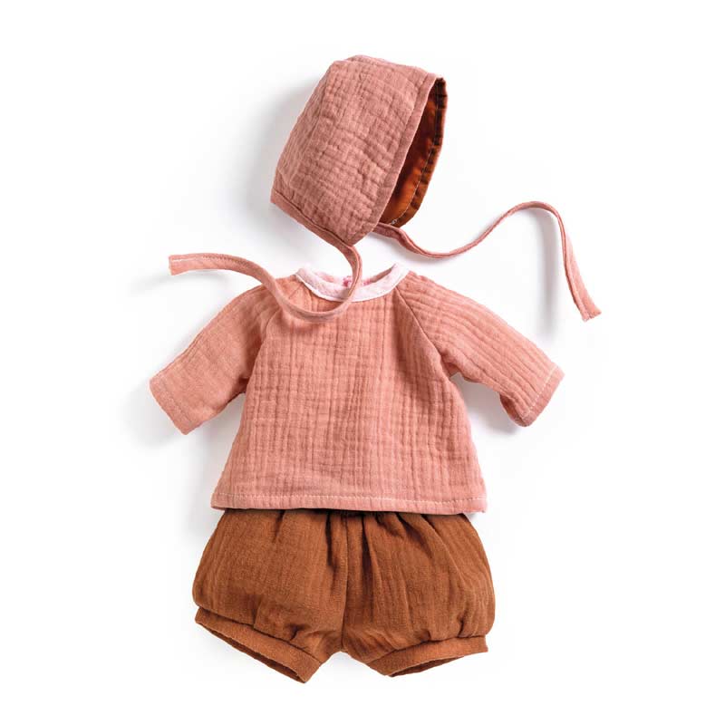 Delicate and playful 3-piece peach outfit for dolls, with lovely details and soft fabric—just right for stylish mini adventures.