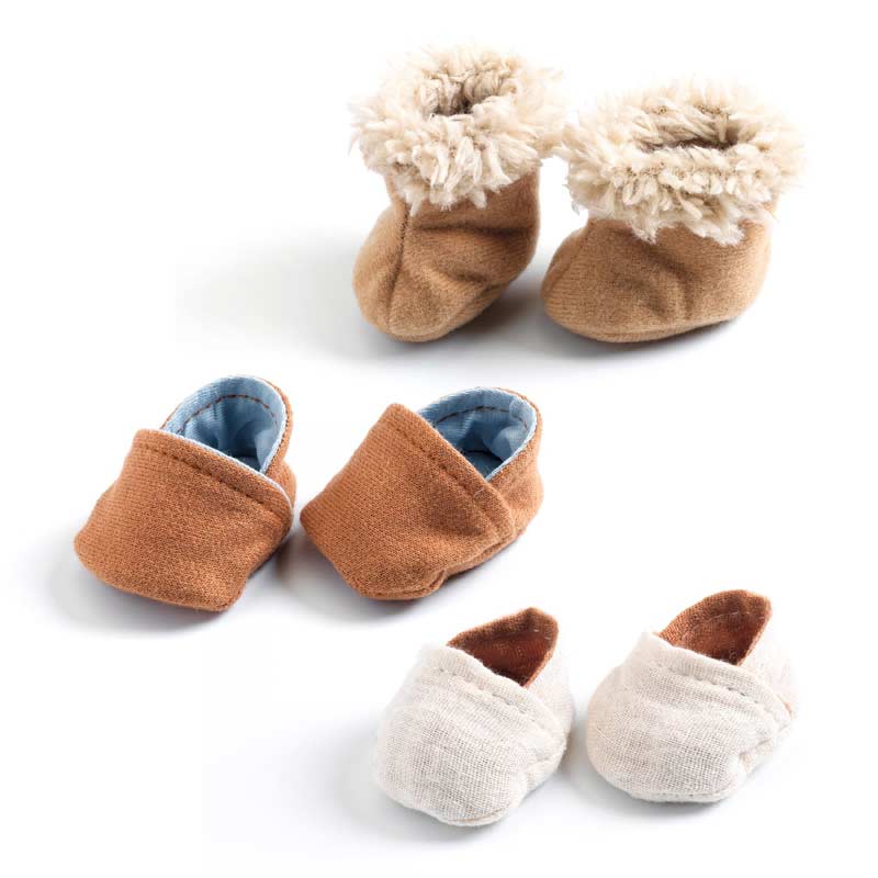 Charming and snug little slippers for dolls, designed with cute details—ideal for comfy playtime and stylish miniature wardrobes.