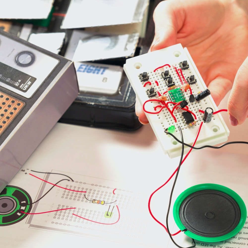 Eight/Haynes Retro Radio Advent Calendar 2021 Wigwam Toys